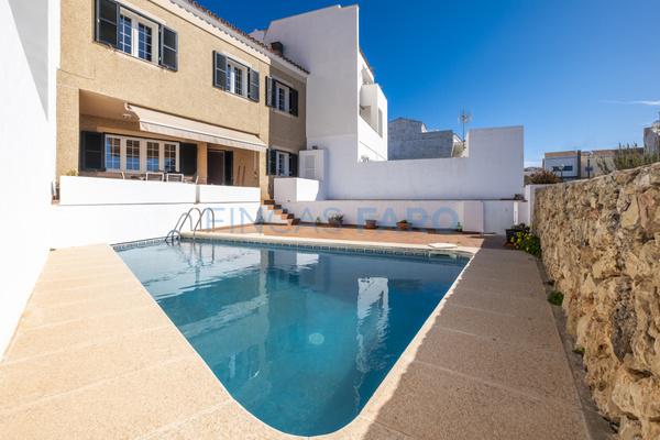 Ref. 1490V - Venta UBICADA SOBRE EL PUERTO DE MAHON, SE VENDE CASA CON MUCHA LUZ NATURAL PISCINA, PATIO, TERRAZA Y GARAJE